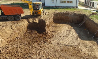 Рытье котлованов под фундамент в Лесозаводске – цена от 2628 руб. за м3 | 2Землекопа-Лсз